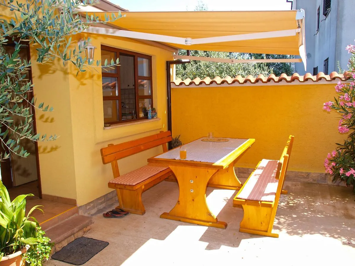 Apartments Velimir 421 Fazana 0*,